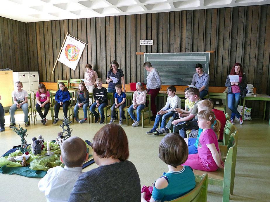 Kinderkarfreitagsliturgie im Gemeindezentrum (Foto: Karl-Franz Thiede)